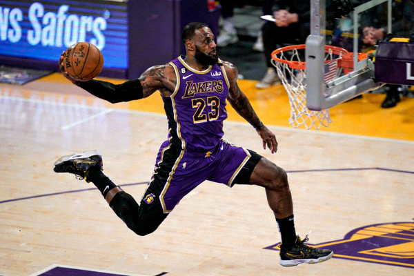 NBA湖人队勒布朗·詹姆斯突破上篮精彩瞬间