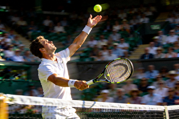 网球大满贯比赛发球瞬间